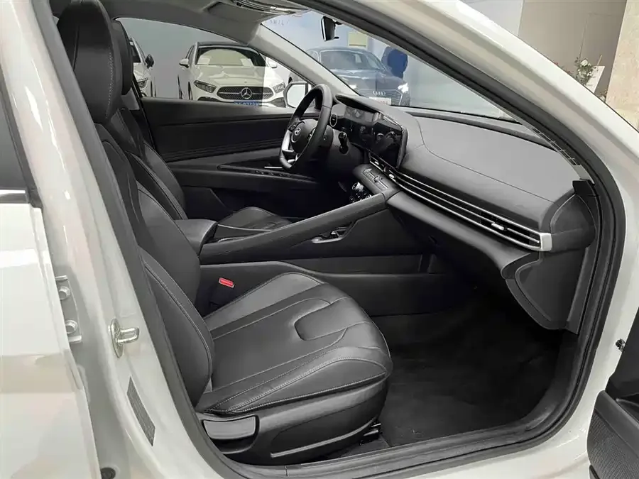 Hyundai Elantra Elantra 2023 1.5L CVT LUX Premium Edition 2023 — миниатюра 4