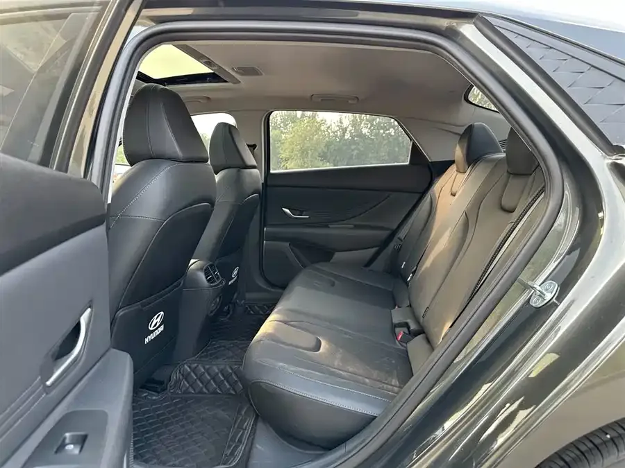 Hyundai Elantra Elantra 2023 1.5L CVT LUX Premium Edition 2024 — миниатюра 3