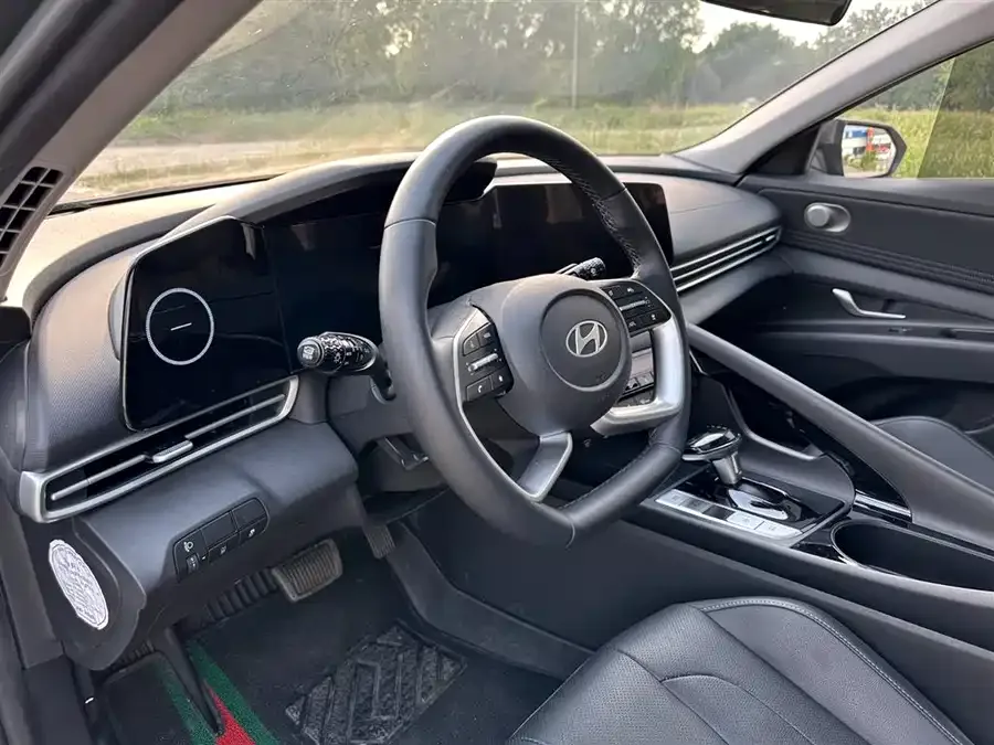 Hyundai Elantra Elantra 2023 1.5L CVT LUX Premium Edition 2024 — миниатюра 4