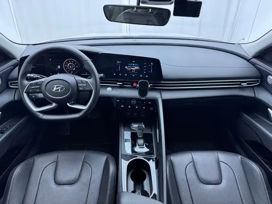 Hyundai Elantra Elantra 2023 1.5L CVT LUX Premium Edition 2024 — миниатюра 4