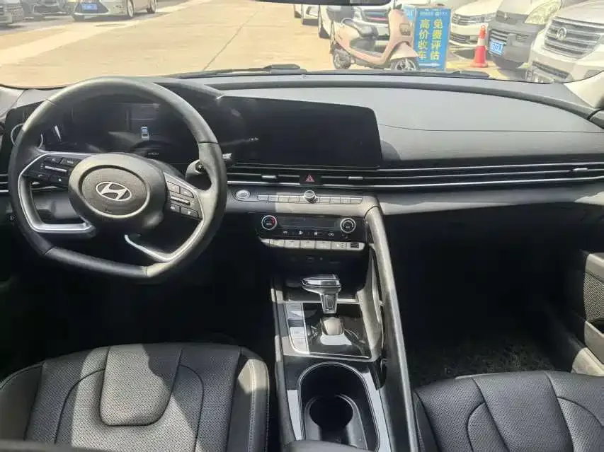Hyundai Elantra Elantra 2023 1.5L CVT LUX Premium Edition 2024 — миниатюра 2