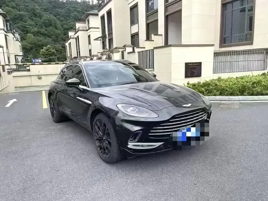 Aston Martin DBX 2022 4.0T V8 2022 — миниатюра 3
