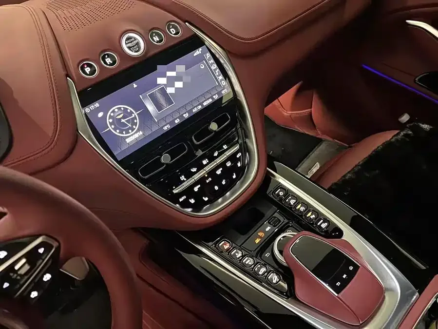 Aston Martin DBX 2022 4.0T V8 2022 — миниатюра 4