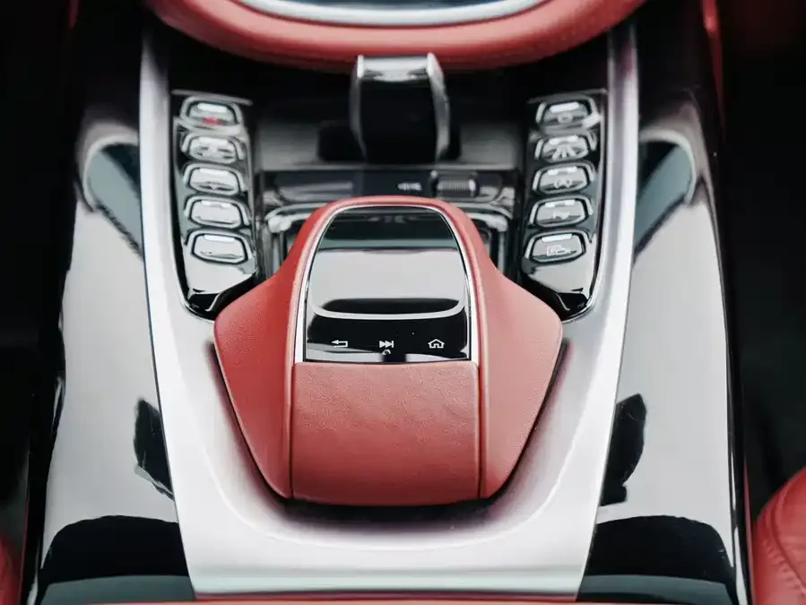 Aston Martin DBX 2022 3.0T STRAIGHT-SIX 2022 — миниатюра 4