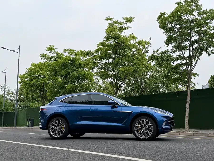 Aston Martin DBX 2024 4.0T V8 2025 — миниатюра 4