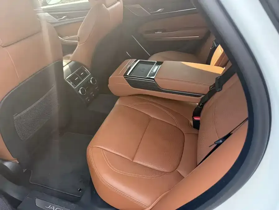 Jaguar XFL 2022 2.0T P300 AWD Flagship Sport Edition 2024 — миниатюра 2