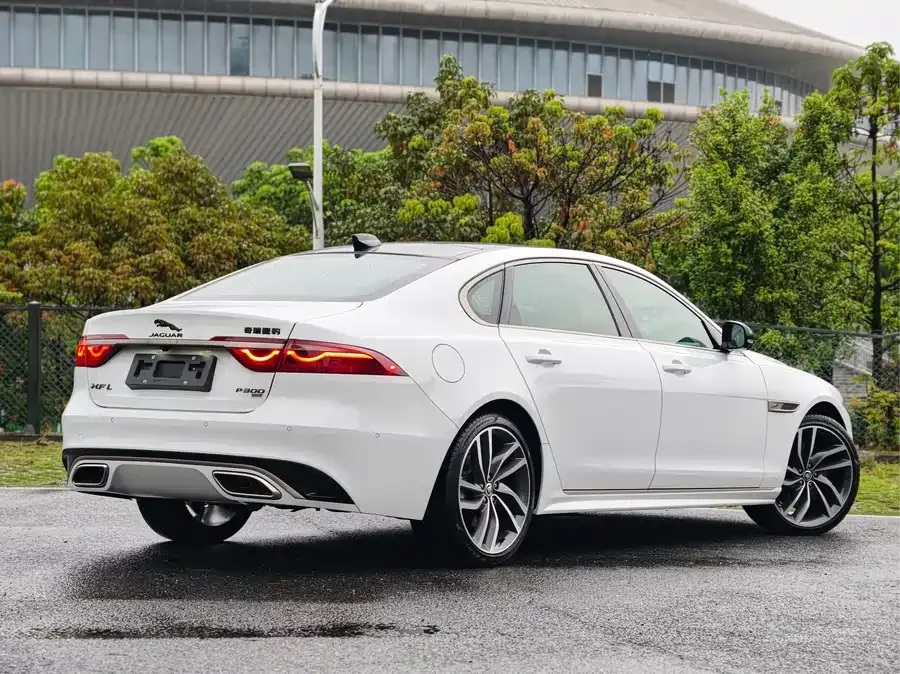 Jaguar XFL 2024 2.0T P300 4WD Flagship Sports Gilded Edition 2024 — миниатюра 2