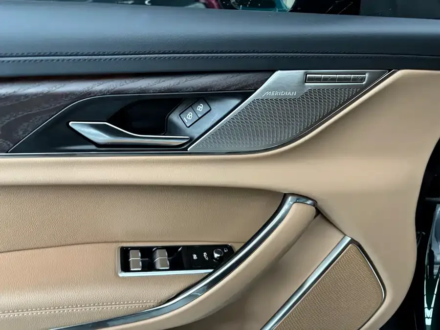 Jaguar XFL 2025 2.0T P250 Two-Wheel Drive Premium Luxury Edition 2025 — миниатюра 2