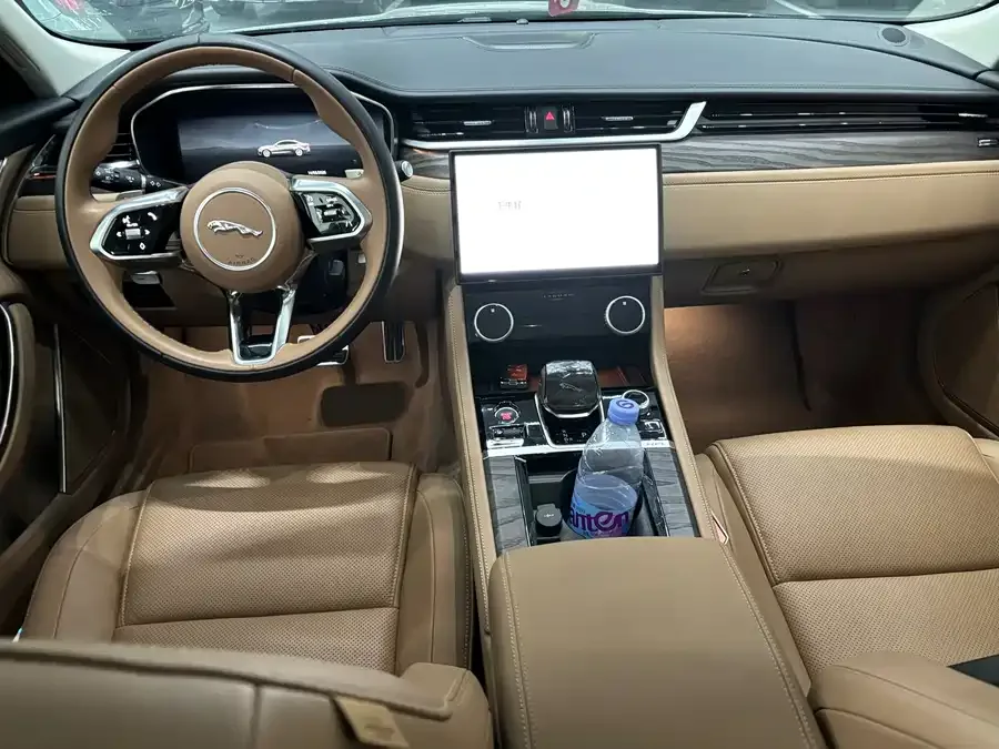 Jaguar XFL 2025 2.0T P250 Two-Wheel Drive Premium Luxury Edition 2025 — миниатюра 4