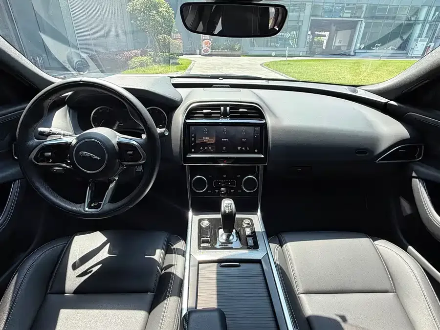 Jaguar XEL 2023 2.0T 200PS R-DYNAMIC Youth Sports Edition 2023 — миниатюра 5