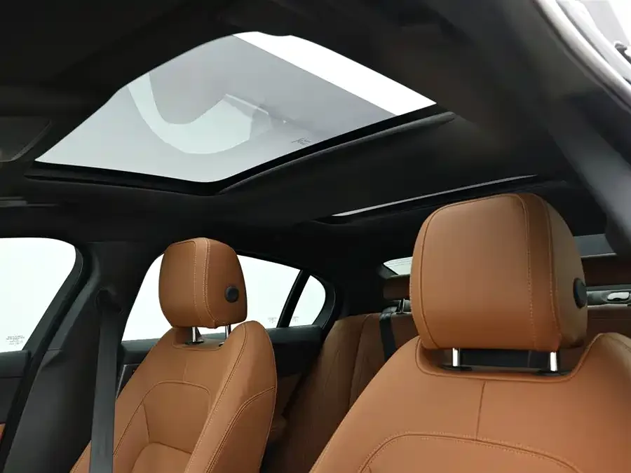 Jaguar XEL 2024 2.0T 250PS R-DYNAMIC S aggressive sports version 2025 — миниатюра 4