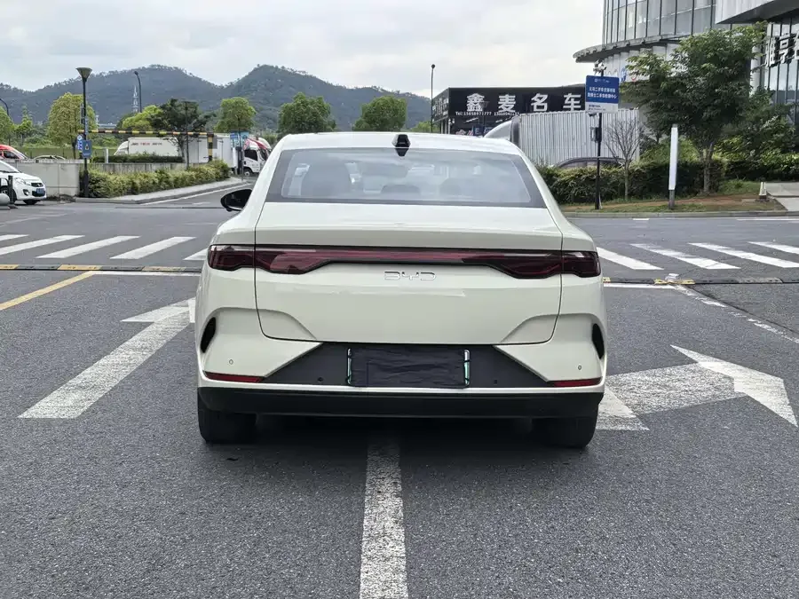 BYD Qin L Qin L 2025 EV 545KM Beyond Edition 2025 — миниатюра 2