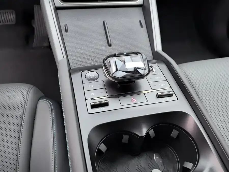 BYD Qin L Qin L 2025 DM-i Intelligent Driving Edition 80KM Leading Edition 2025 — миниатюра 4
