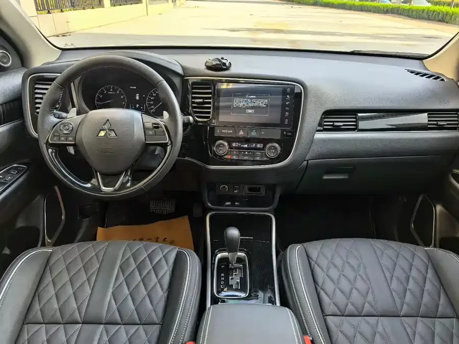 Mitsubishi Outlander Outlander 2021 2.4L 4WD Dynamic Edition 5 Seaters 2023 — миниатюра 2