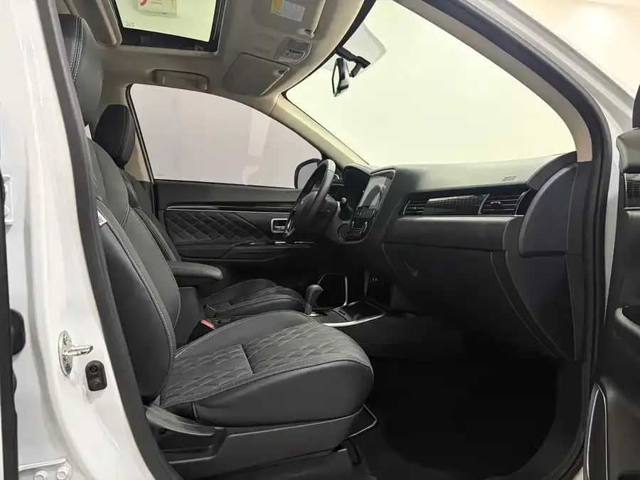 Mitsubishi Outlander Outlander 2021 2.0L 2WD Enjoy Edition 5 Seaters 2022 — миниатюра 4