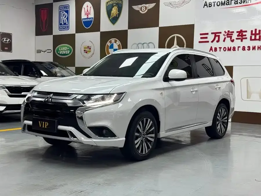 Mitsubishi Outlander Outlander 2021 facelift 2.0L 2WD 5-seater 2022 — фото 1, купить с доставкой в Москву