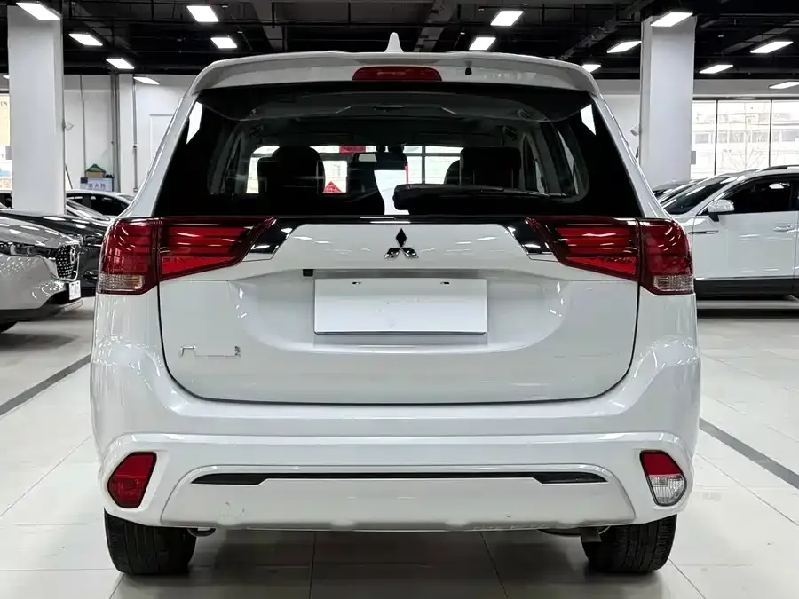 Mitsubishi Outlander Outlander 2021 2.0L 2WD Enjoy Edition 5 Seaters 2023 — миниатюра 2