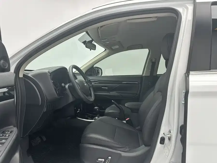 Mitsubishi Outlander Outlander 2021 facelift 2.0L 2WD 5-seater 2023 — миниатюра 2