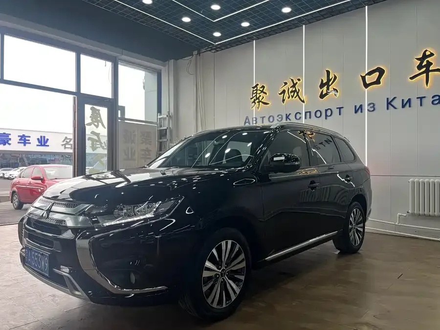 Mitsubishi Outlander Outlander 2021 facelift 2.0L 2WD 5-seater 2022 — фото 1, купить с доставкой в Москву