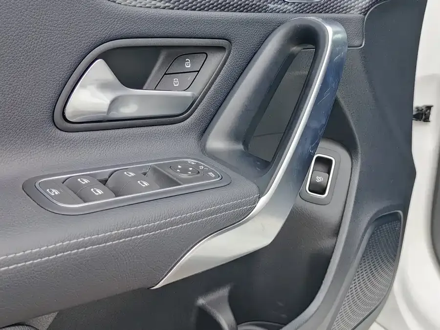 Mercedes-Benz Class A Mercedes-Benz A-Class 2021 A 200 L Sports Sedan Fashion Edition 2022 — миниатюра 4