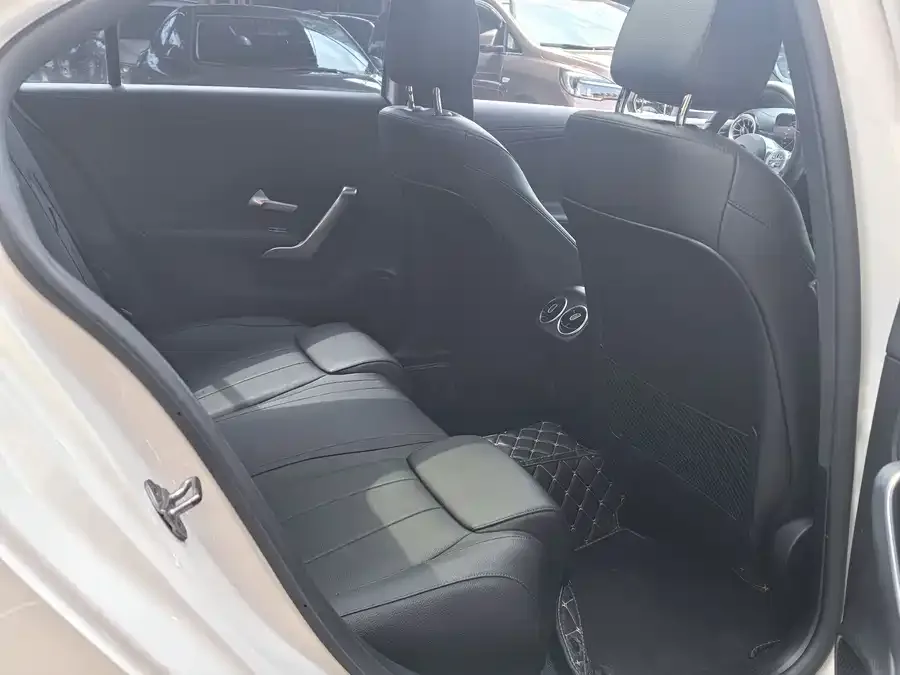 Mercedes-Benz Class A Mercedes-Benz A-Class 2020 facelift A 200 L sports sedan and fashionable model 2022 — миниатюра 3