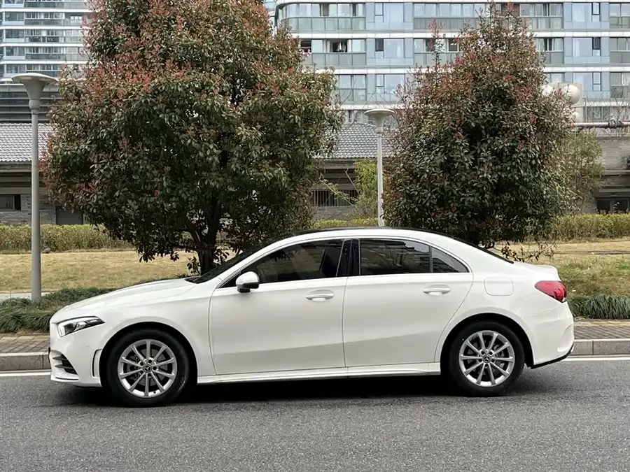 Mercedes-Benz Class A Mercedes-Benz A-Class 2022 A 200 L Sports Sedan Dynamic Edition 2022 — миниатюра 2