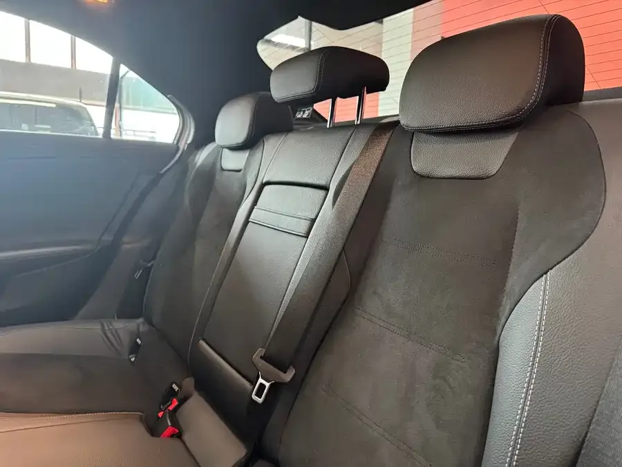 Mercedes-Benz Class A Mercedes-Benz A-Class 2022 A 200 L Sports Sedan Fashion Edition 2023 — миниатюра 4