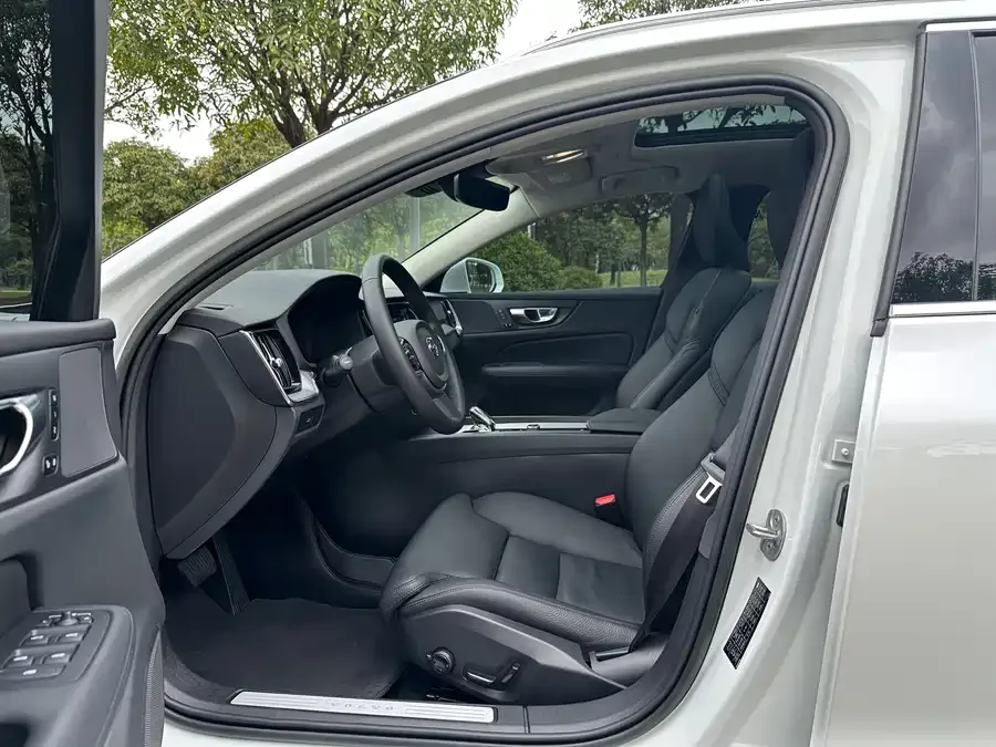 Volvo V60 2023 B5 Zhiyuan Luxury Enjoyment Edition 2022 — миниатюра 2