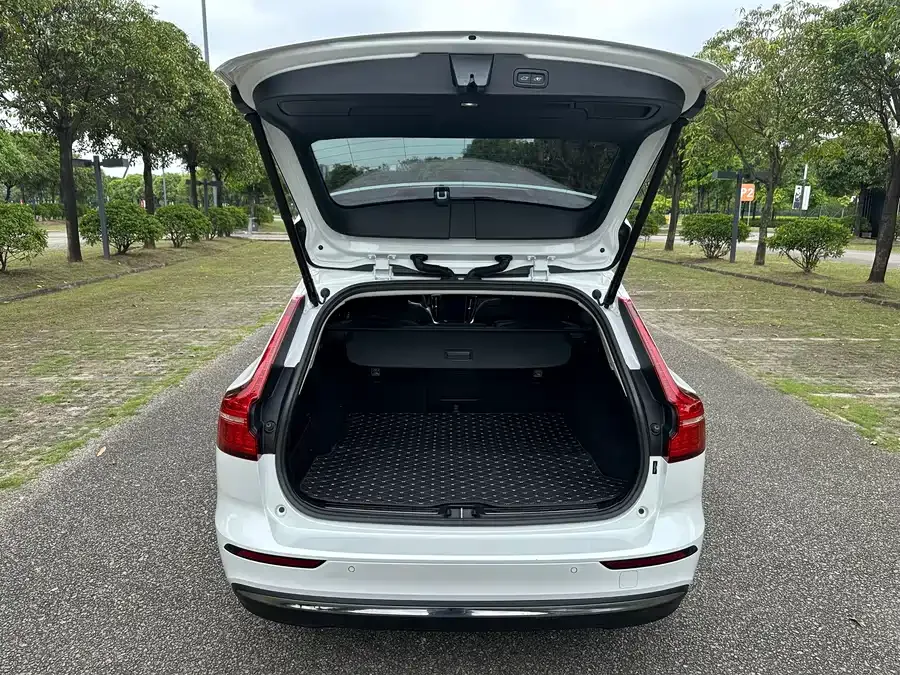 Volvo V60 2023 B5 Zhiyuan Luxury Enjoyment Edition 2022 — миниатюра 3