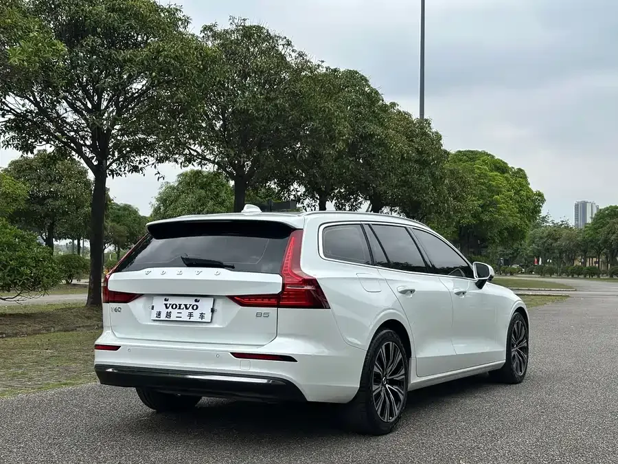 Volvo V60 2023 B5 Zhiyuan Luxury Enjoyment Edition 2022 — миниатюра 4