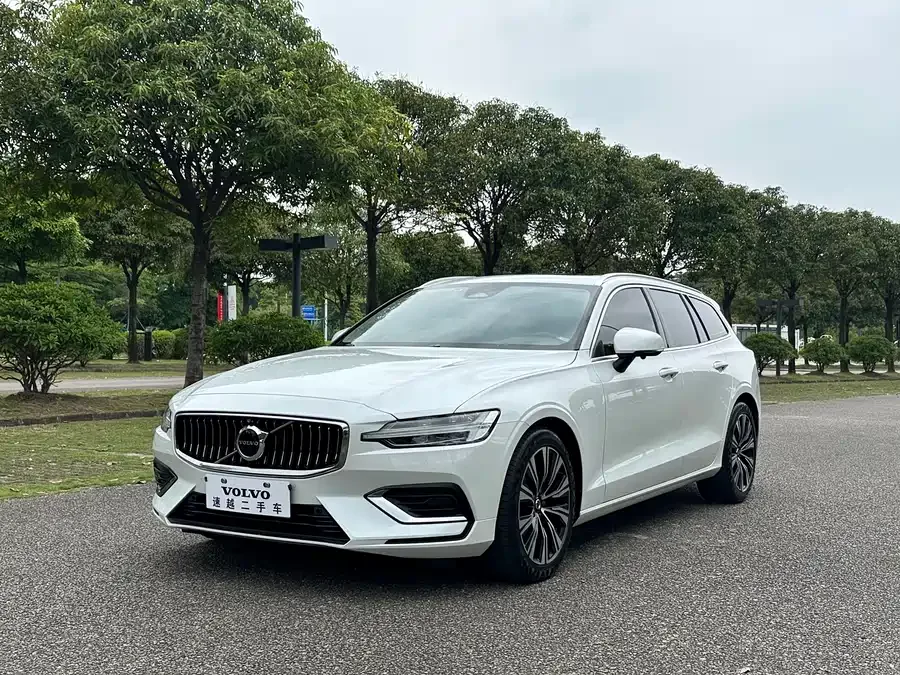Volvo V60 2023 B5 Zhiyuan Luxury Enjoyment Edition 2022 — фото 1, купить с доставкой в Москву