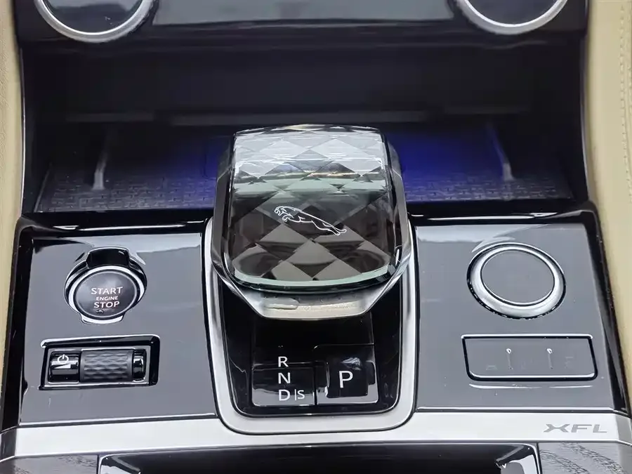 Jaguar XFL 2024 2.0T P250 2WD Luxury Edition 2024 — миниатюра 4