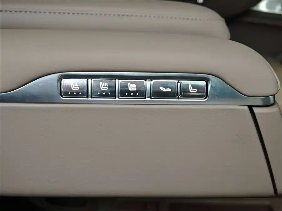 AITO M7 Wenjie M7 2026 Extended Range Max 4WD 6-Seater (192-line LiDAR) 2025 — миниатюра 3