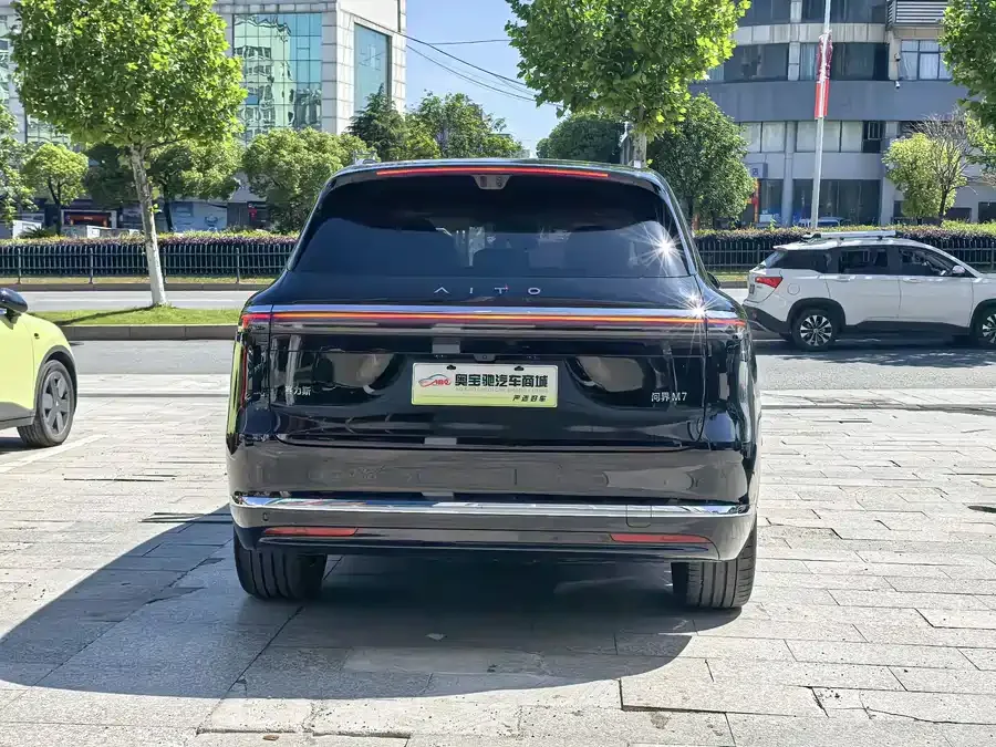 AITO M7 Wenjie M7 2026 Extended Range Ultra 4WD 5-Seater (192-line LiDAR) 2025 — миниатюра 5