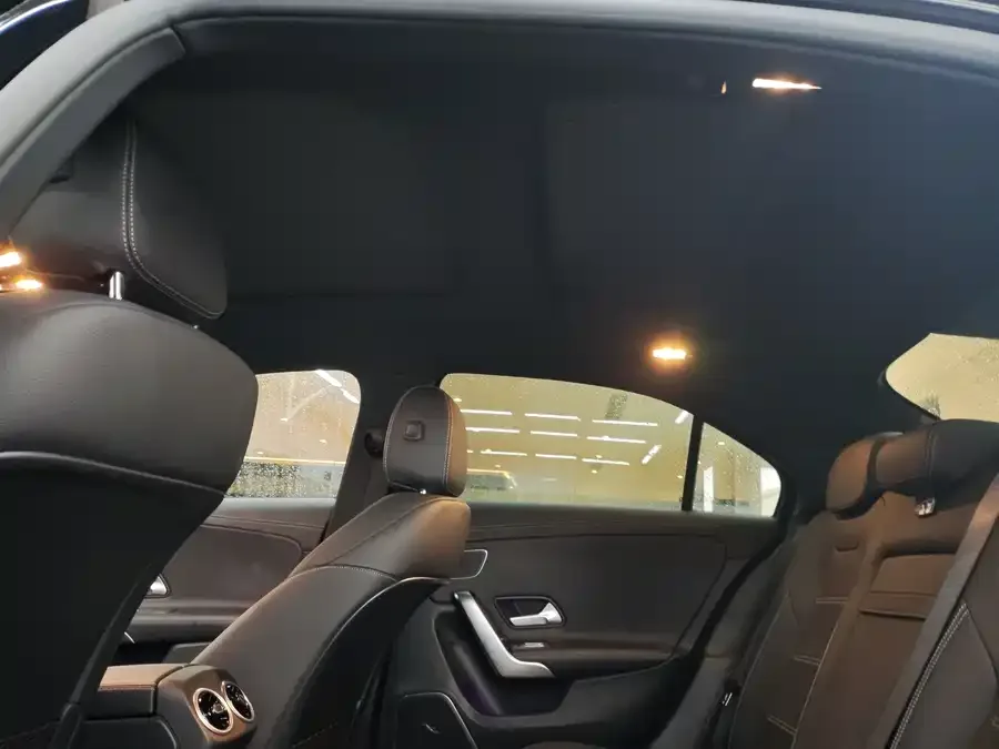 Mercedes-Benz A-Class AMG Mercedes-Benz A-Class AMG 2025 AMG A 35 L 4MATIC 2025 — миниатюра 3