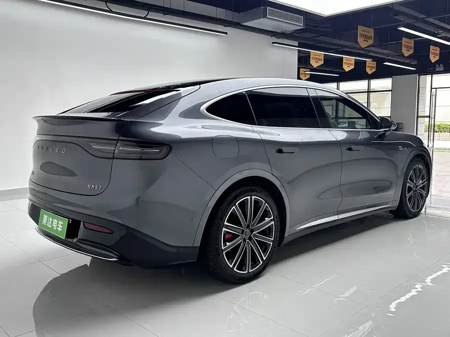 Smart world R7 Zhijie R7 2025 model with extended range of 331km Ultra 2025 — миниатюра 2