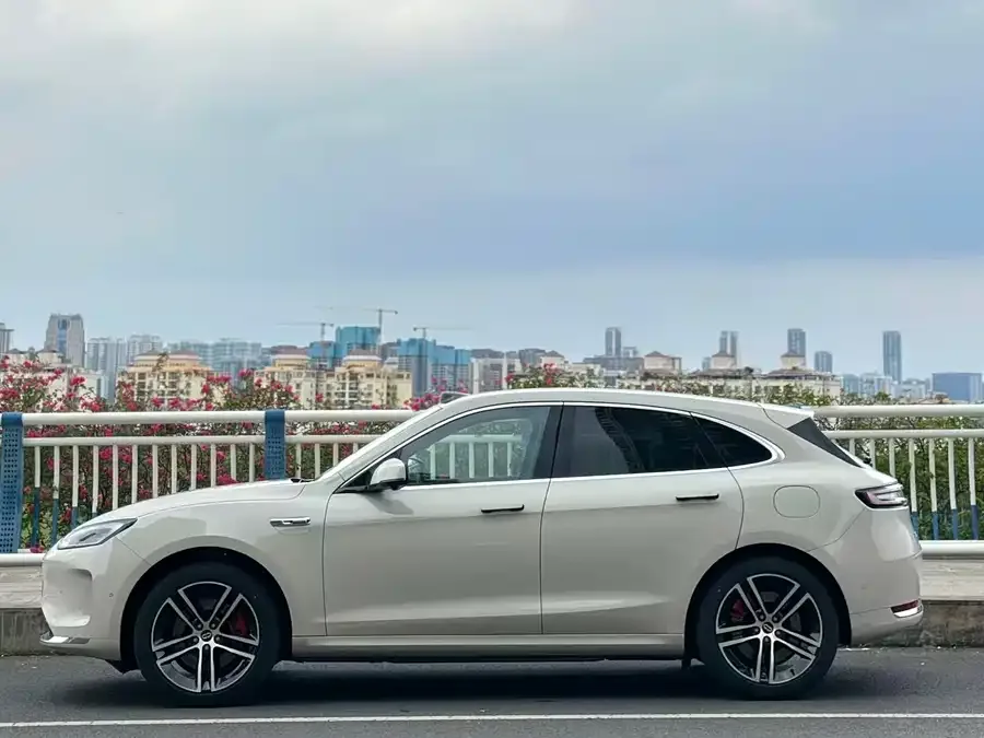 AITO M5 M5 2025 Extended Range Ultra 4WD Edition 2025 — миниатюра 5