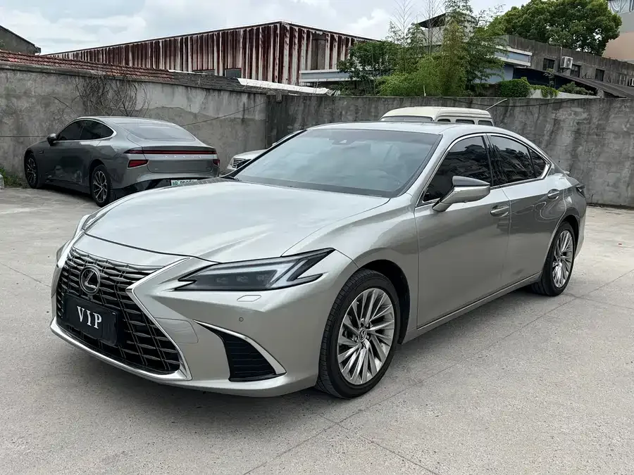 Lexus ES 2025