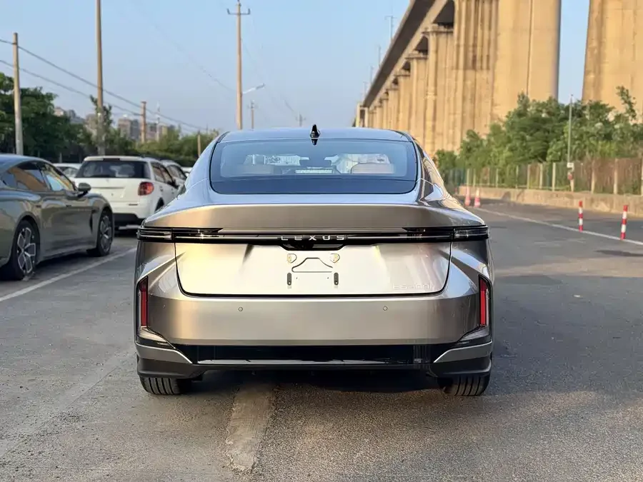 Lexus ES 2026 200 Moon Shadow Two-Tone Special Edition 2026 — миниатюра 2