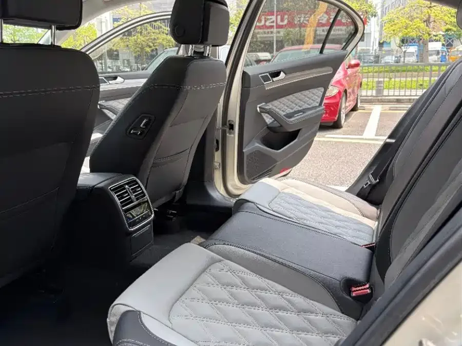 Volkswagen Magotan Magotan 2023 2 million commemorative edition 330TSI DSG luxury model 2023 — миниатюра 2