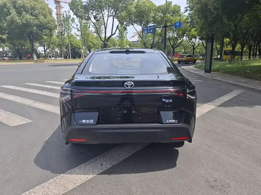 Toyota bZ 3 2024 model, 616km long range Premium 2026 — миниатюра 5