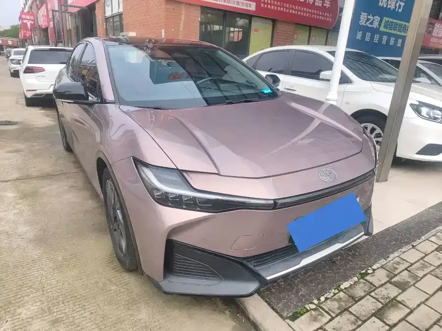 Toyota bZ 3 2023 616km long range Premium 2023 — фото 1, купить с доставкой в Москву
