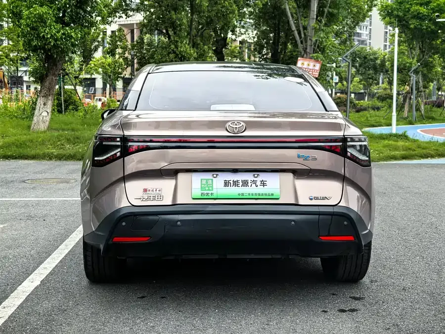 Toyota bZ 3 2023 616km long range Premium 2023 — миниатюра 3