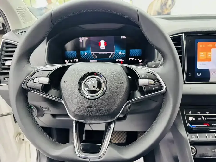 Skoda Karoq Korok 2023 TSI280 Exclusive Edition 2022 — миниатюра 3