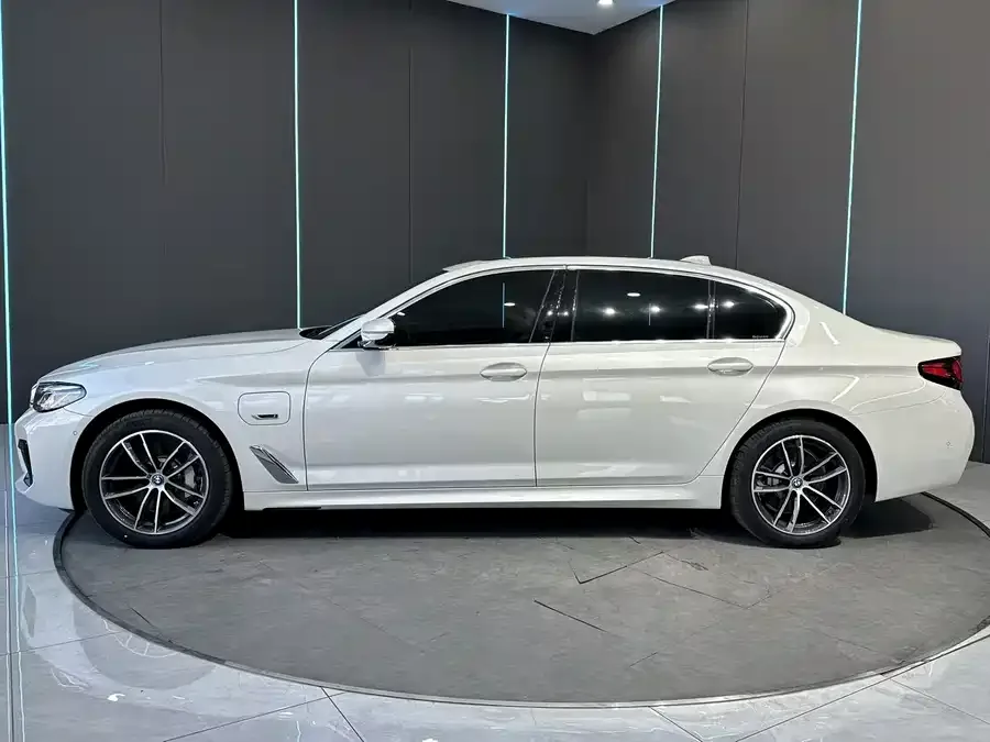 BMW 5 Series New Energy 2022 Model 3 535Le Pioneer Edition M Sports Package 2022 — миниатюра 4