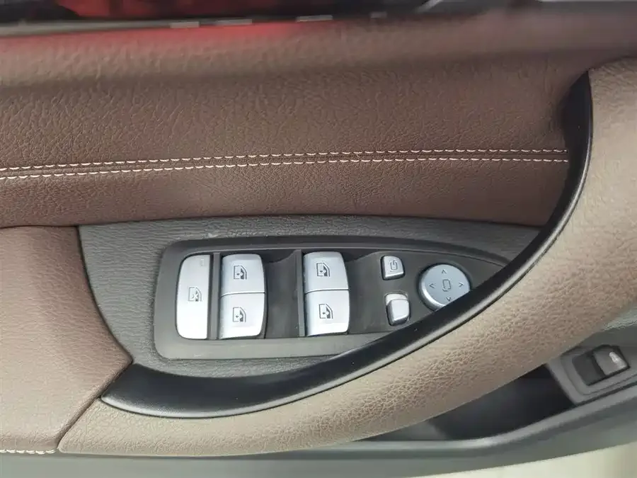 BMW X1 2022 sDrive20Li Exclusive Model 2023 — миниатюра 3