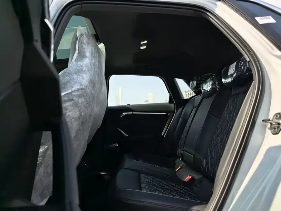 Audi A3 2025 Sportback 35TFSI Flying Spur Premium Edition 2026 — миниатюра 3