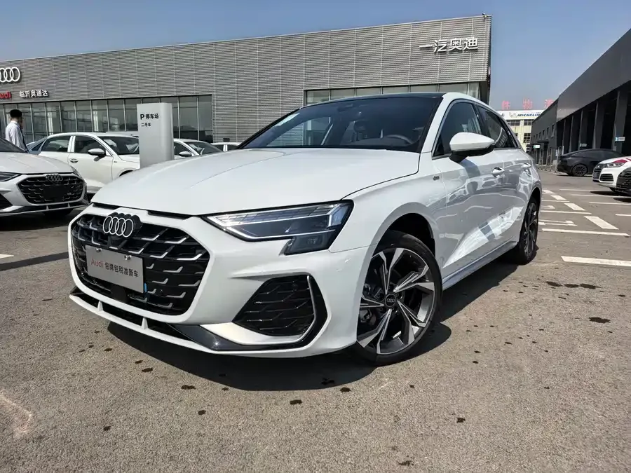 Audi A3 2025 Sportback 35TFSI Flying Spur Premium Edition 2026 — фото 1, купить с доставкой в Москву