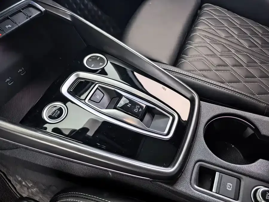 Audi A3 2025 Sportback 35TFSI Flying Spur Premium Edition 2025 — миниатюра 3