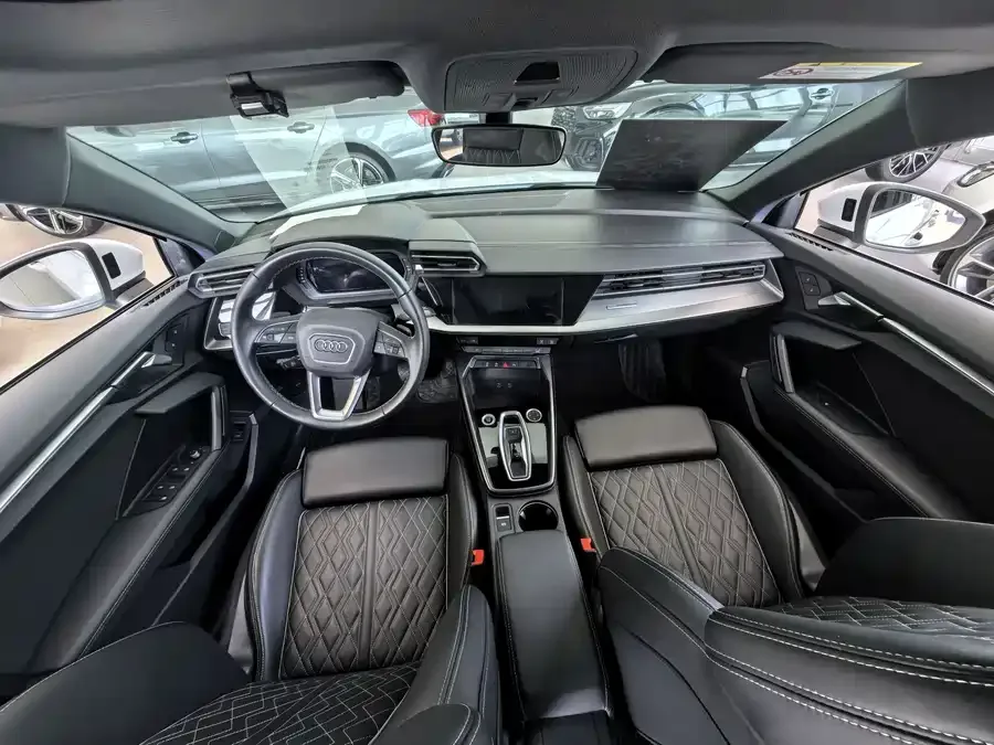 Audi A3 2025 Sportback 35TFSI Flying Spur Premium Edition 2025 — миниатюра 4